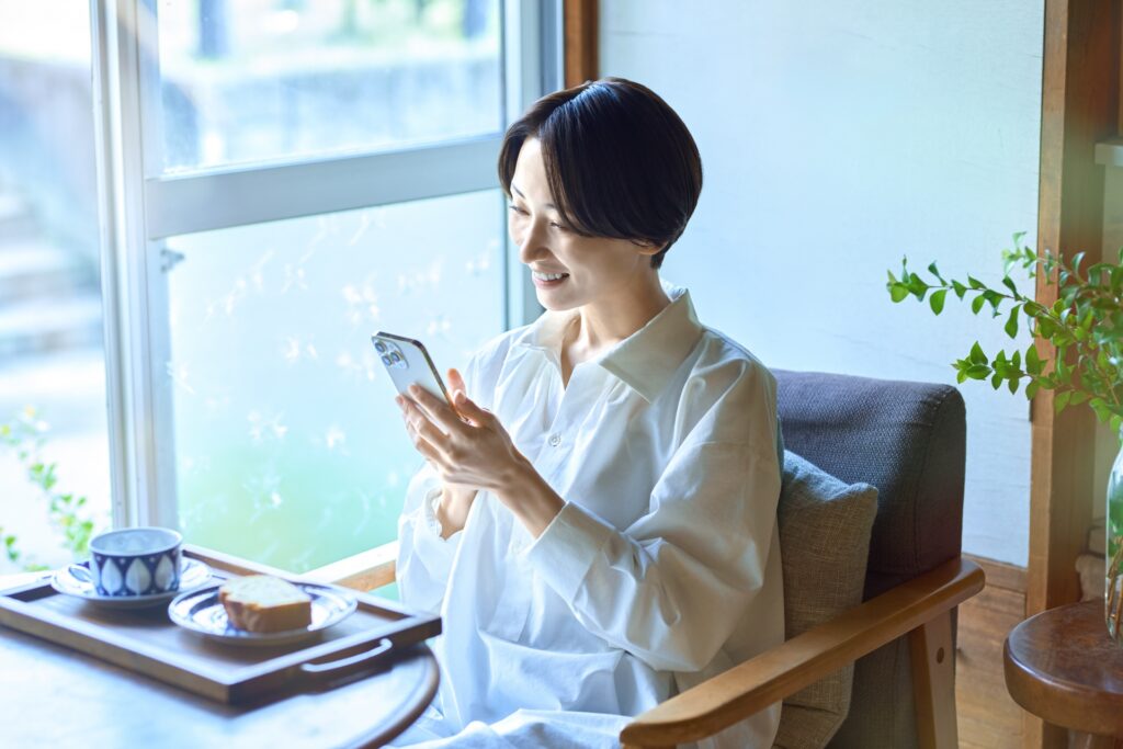 飲食店で料理の写真を撮る女性